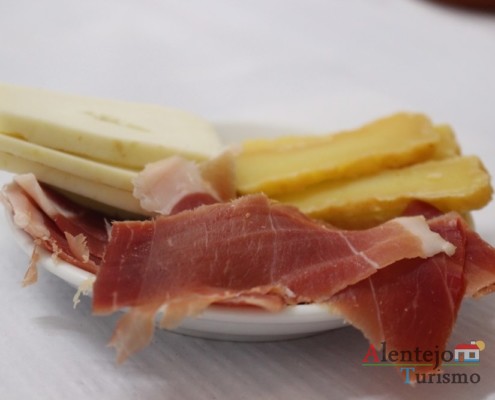 Entrada de queijinho e presunto - Taberna Encarnação –Aldeia do Elvas –Concelho de Aljustrel -AlentejoTurismo