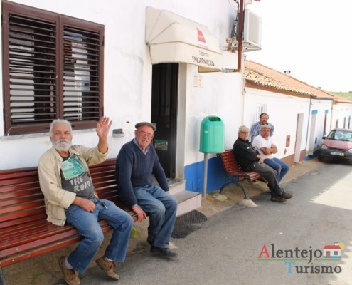 Bancos na frente da taberna - Taberna Encarnação –Aldeia do Elvas –Concelho de Aljustrel –AlentejoTurismo