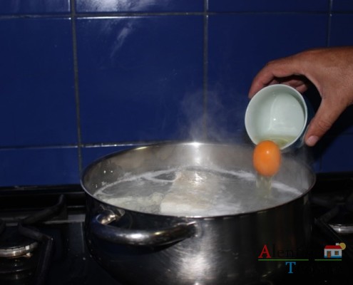 Escalfar os ovos - Pisar - Açorda de alho – Gastronomia - Alentejo