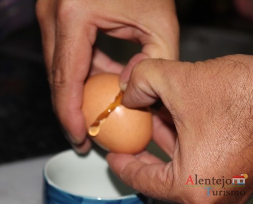 Partir os ovos - Pisar - Açorda de alho – Gastronomia - Alentejo