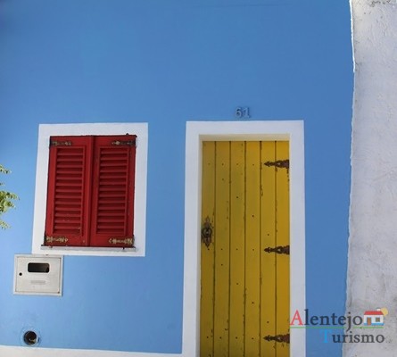 Porta amarela e janela vermelha – São Pedro do Corval - Concelho de Reguengos de Monsaraz – Alentejo