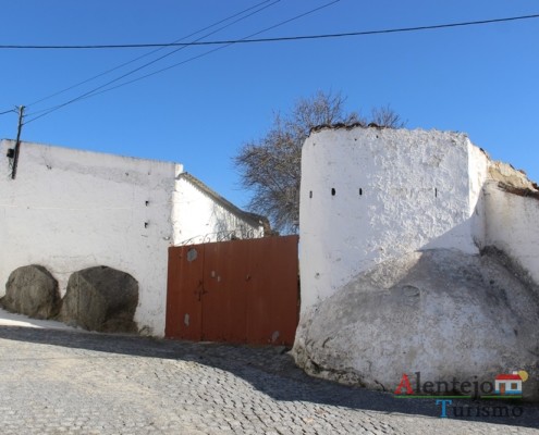 Casas construída na rocha - Concelho de Reguengos de Monsaraz – Alentejo