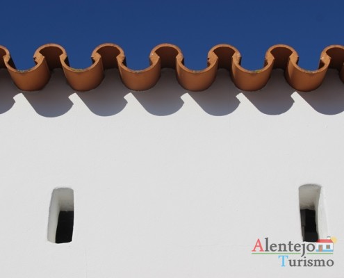 Beiral do telhado e frestas na parede – São Pedro do Corval - Concelho de Reguengos de Monsaraz – Alentejo