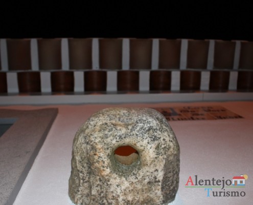 A Casa da Figueira da Ilustre Cecília e a Casa do Poço do Ilustre André destacam-se pelos escritos nas paredes e pela gemelaridade; em Vila Fernando - Concelho de Elvas - Alentejo