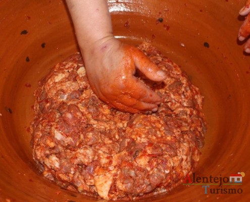 Linguiças alentejanas: benzer a carne; confeção das linguiças alentejanas; região de Castro Verde; Alentejo