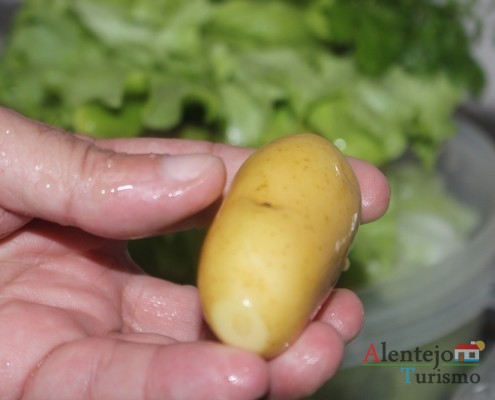 Sopa de alface: corte as batatas às rodelas (utilize batatas novas).