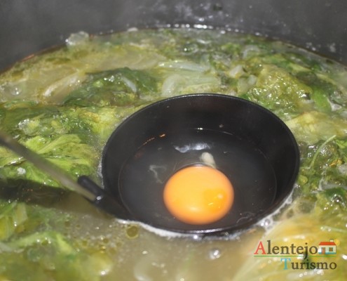 Sopa de alface: acrescente os ovos.