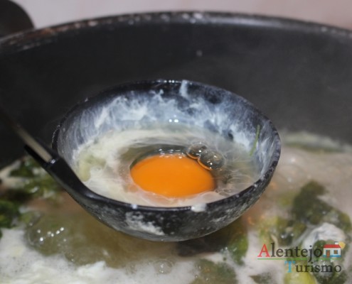 Sopa de alface: com a ajuda de uma concha, tente que os ovos ganhem forma, antes dos introduzir nas sopas.