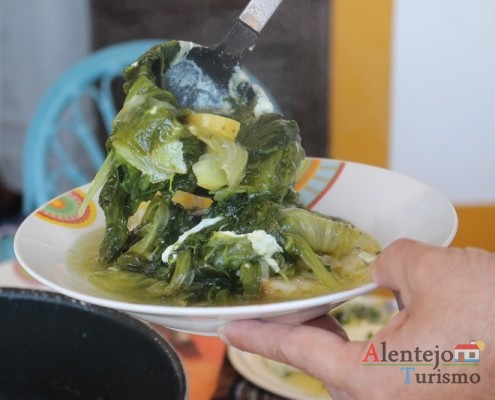 Sopas de alface: sirva o caldo sobre o pão migado.