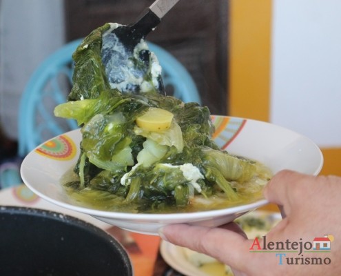 Sopas de alface: sirva o caldo sobre o pão migado.