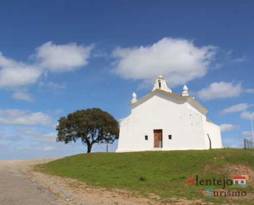 Igreja branca e azinheira - Ermida de São Pedro das Cabeças