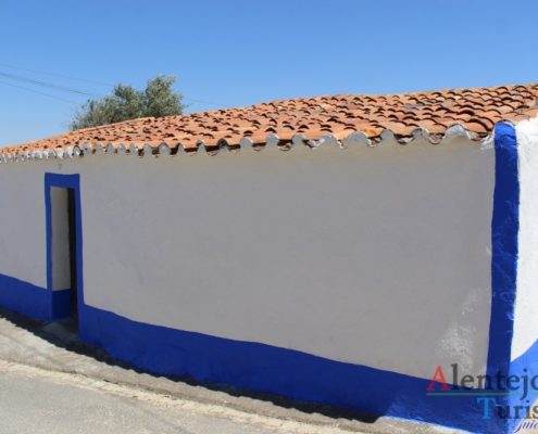 Casa branca com barras azuis.
