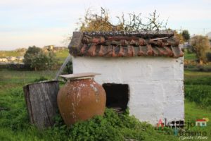 Casa pequena com pote.