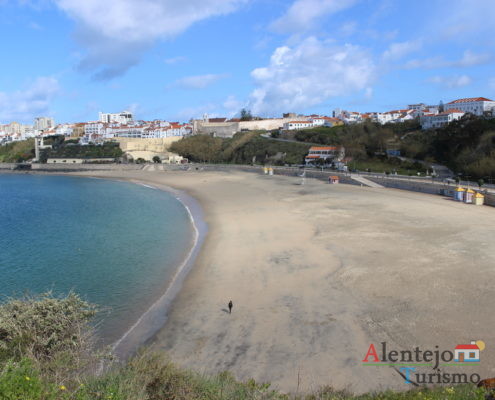 Areia, mar e cidade.