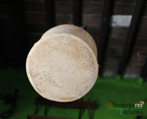 taberna_fava02 Objeto de cortiça pendurado no teto